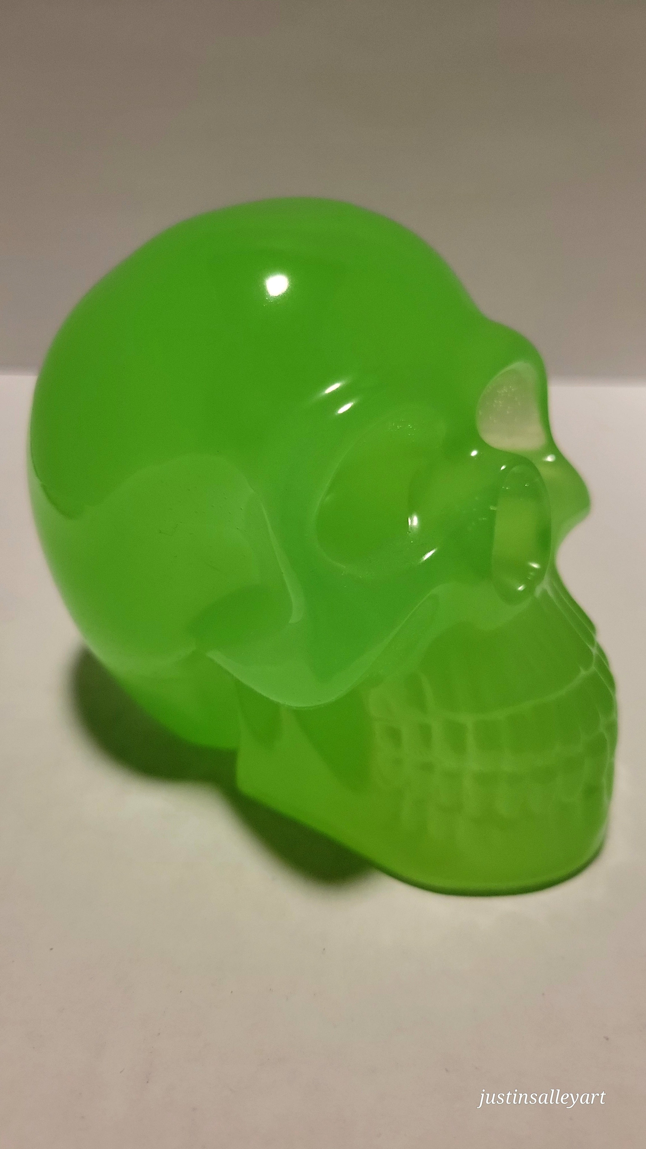 Resin skull offers glow in the dark